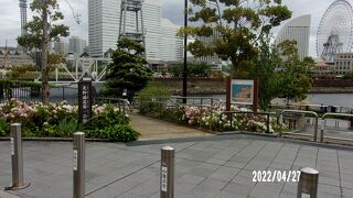 横浜市内を流れる大岡川の河岸にあります。