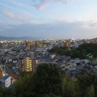 夕闇迫る松山市街が眼下に見渡せます。