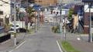 途中で「く」の字に曲がっています