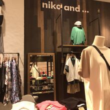 明るい店内です