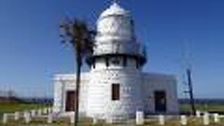 断崖上に立つ灯台 （禄剛埼灯台）