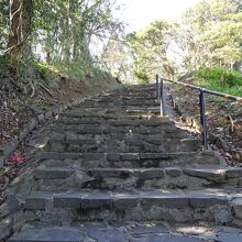 アプローチは階段と坂道