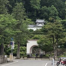 大手門前の駐車場から見る出石城跡