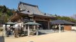 弘法大師が衣を洗った寺。お釈迦様の誕生仏を参拝。