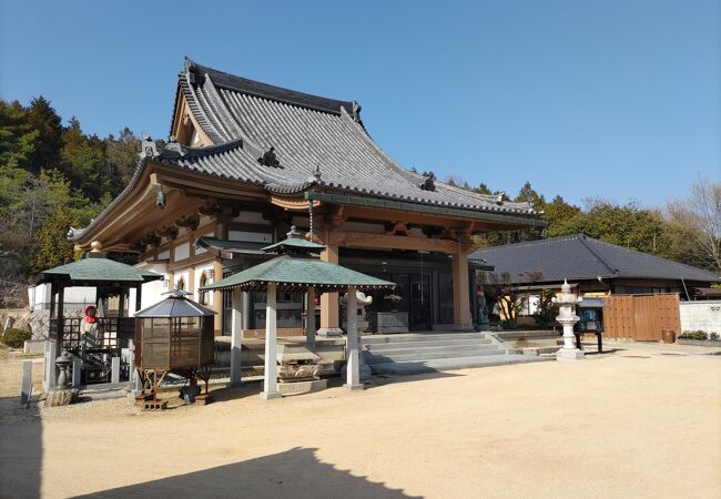 弘法大師が衣を洗った寺。お釈迦様の誕生仏を参拝。