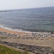 行者が岩という岩を境に砂浜エリアが別々にあります