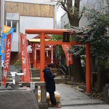 アーケード街の中にある千石天神社