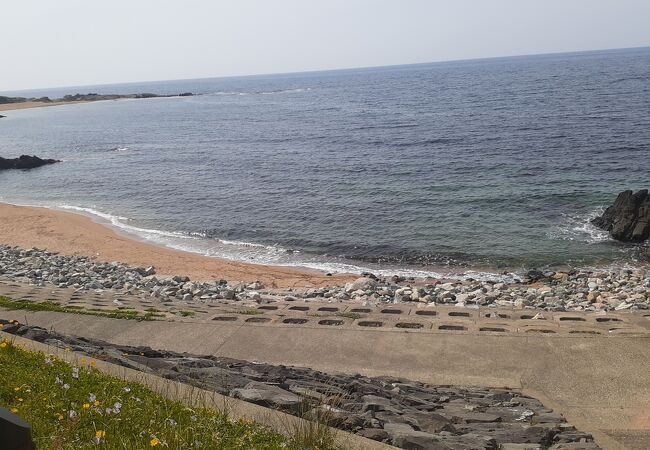 行者が岩という岩を境に砂浜エリアが別々にあります