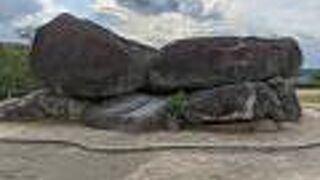 巨大な石の古墳の一部