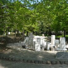 みなみもと町公園に集まった雨水は、暗渠で皇居のお濠に流れます