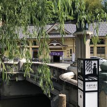 大渓川の王橋の向こう側にある一の湯。柳並木に風情があります。