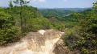 長い年月を感じる山頂