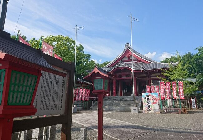 朱色の社殿は青空がよく似合う