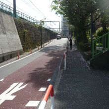 出羽坂の中腹です。ＪＲ中央総武線の線路沿いにあります。