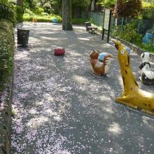 出羽坂の中腹に、小さな公園があります。子供用の遊具があります
