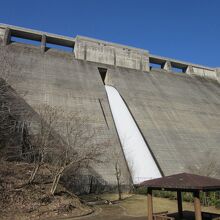 2002年（平成14年）竣工の重力式コンクリートダム