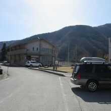 ダム左岸に駐車場有
