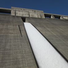 雪解け期で常用洪水吐から放流中でした。まずまずの迫力
