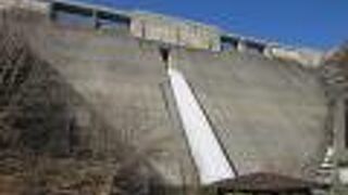 近くの伊吹山は積雪日本一を観測した豪雪地帯、冬季は閉鎖されるので訪問時期に注意