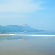 キラキラ光る黒い砂浜　日ノ浜海岸