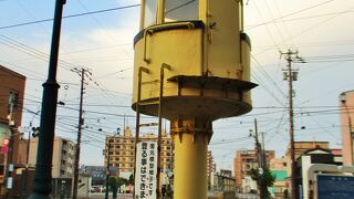 十字街の交差点に立つ　操車塔
