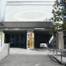 博物館は、新宿通りからの道が、下りになった付近にあります。