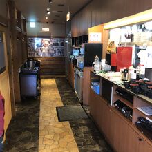 右手は厨房、左手に半個室席がある店内。