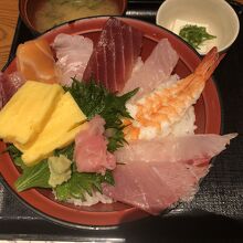 妻が注文した「地魚海鮮丼」