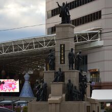 鹿児島中央駅の駅前にある若き薩摩の群像