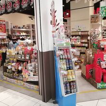 店内はきれいに商品陳列されています。