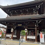 中山寺の入り口の立派な門です