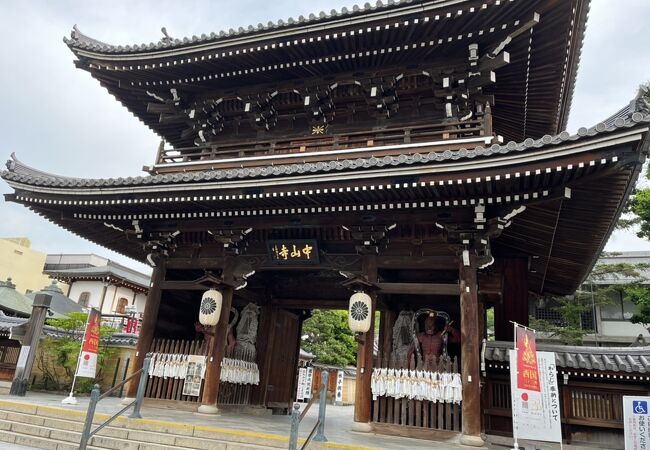 中山寺の入り口の立派な門です