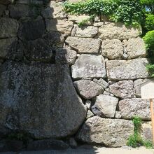 上田城内の石垣にある真田時代の遺物「真田石」