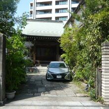 本迹寺入口の様子です。公明党本部の近くの場所になります。