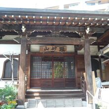 本迹寺の本堂です。安鎮坂の方向を向いて建てられています。