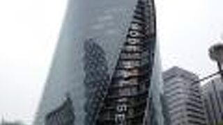 らせん状の斬新デザインのビル