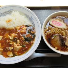 『麻婆丼と半ラーメンのセット』850円