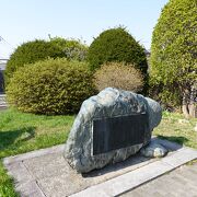 函館公園通りに石碑があります