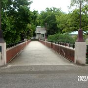 港の見える丘公園の中にある歩行者専用の陸橋です。