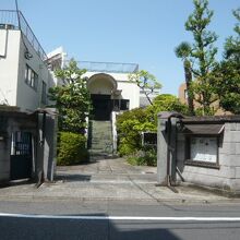 浄土真宗の林光寺の入口の様子です。本堂が高い位置にあります。