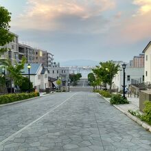 歩道の脇に手すりがあります。