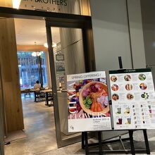 建物内廊下側の入り口とメニュー看板