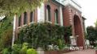 外国人居住地の劇場として開館されたゲーテ座の跡地にあります。