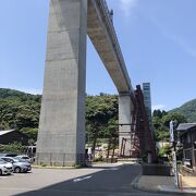 かっての鉄橋は一部残されていますが、鉄道峡になってしまいまし橋になってしまいました。