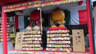 お土産屋さんの横にある可愛い神社