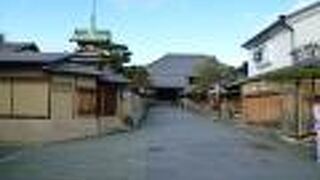 電柱も地中化されて美しい石畳の道