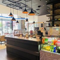 昼間は無料ドリンクサービスありの朝食会場。