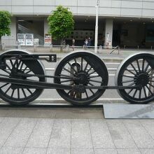 大宮の操車場の記憶碑として、機関車の動輪が置かれています。