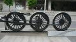 大宮にあった操車場を記念して、操車場の記憶碑が、さいたま新都心のけやきひろばにあります。