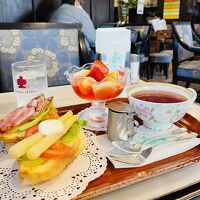 朝食はにしむら珈琲店でフルーツセット。旨し。